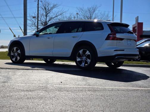 2025 Volvo V60 Cross Country Plus, B5 AWD Gas (mild hybrid)