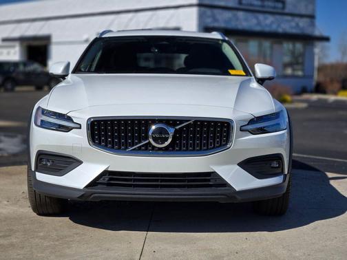 2025 Volvo V60 Cross Country Plus, B5 AWD Gas (mild hybrid)