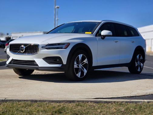 2025 Volvo V60 Cross Country Plus, B5 AWD Gas (mild hybrid)