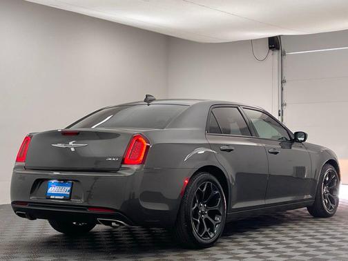 Granite Crystal Metallic Clearcoat 2019 Chrysler 300 Touring