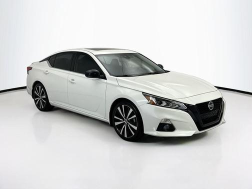 Pearl White Tricoat 2022 Nissan Altima SR FWD