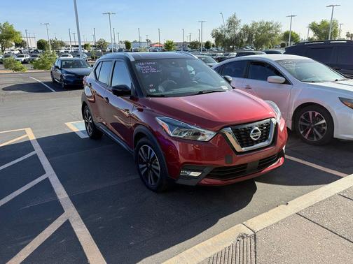 Cayenne Red/Super Black 2020 Nissan Kicks SR