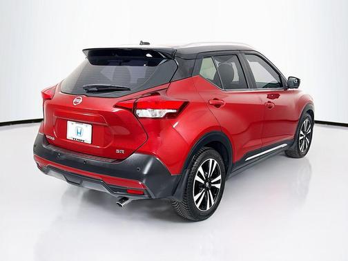 Cayenne Red/Super Black 2020 Nissan Kicks SR