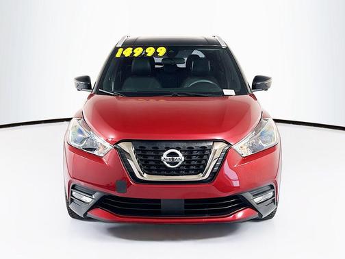 Cayenne Red/Super Black 2020 Nissan Kicks SR