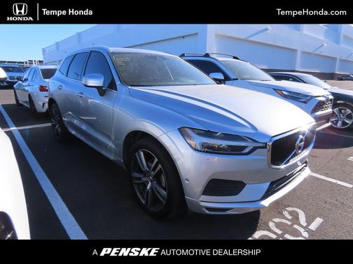 Bright Silver Metallic 2018 Volvo XC60 T5 Momentum