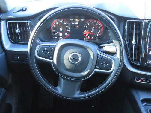 Bright Silver Metallic 2018 Volvo XC60 T5 Momentum