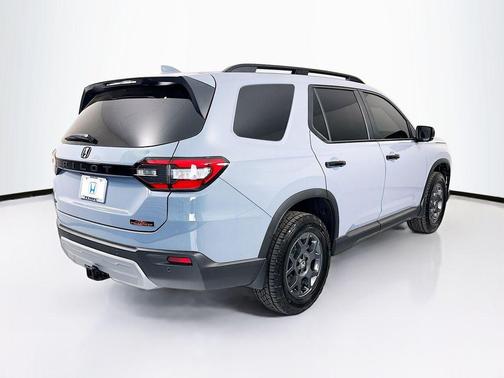 Sonic Gray Pearl 2025 Honda Pilot TrailSport