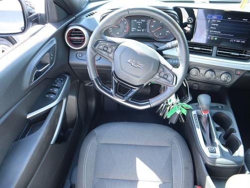 Mosaic Black Metallic 2025 Chevrolet Trax FWD 1RS
