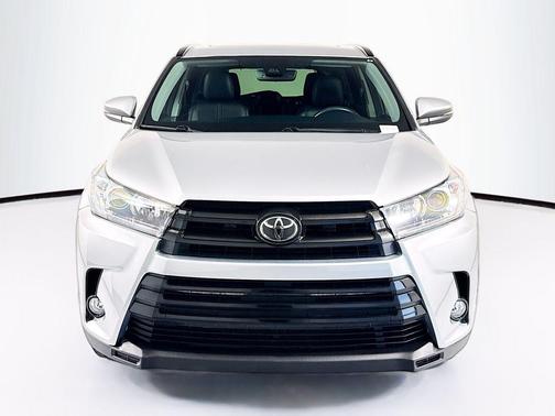 Celestial Silver Metallic 2017 Toyota Highlander SE