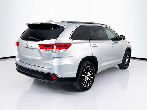 Celestial Silver Metallic 2017 Toyota Highlander SE