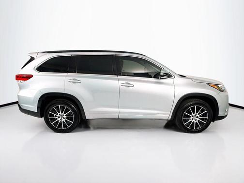 Celestial Silver Metallic 2017 Toyota Highlander SE