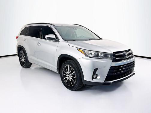 Celestial Silver Metallic 2017 Toyota Highlander SE