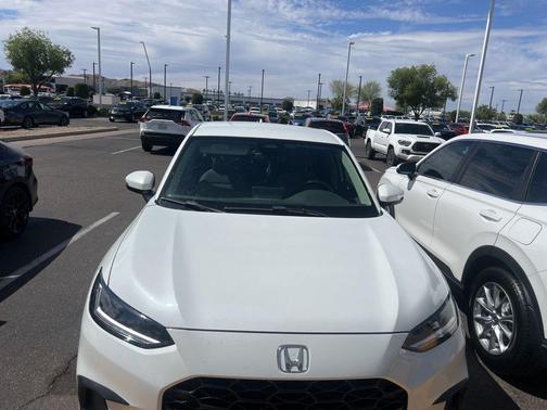 Platinum White 2024 Honda HR-V LX