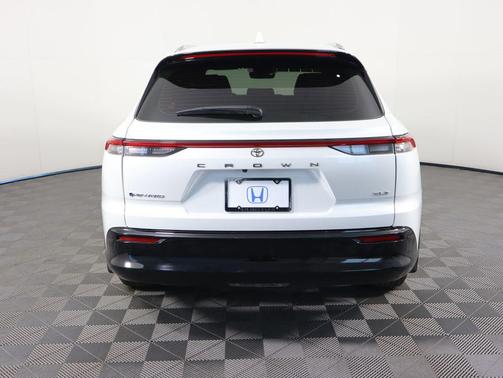 2025 Toyota Crown Signia XLE