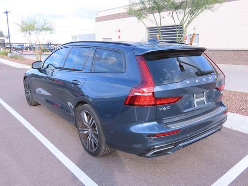 2019 Volvo V60 T5 R-Design
