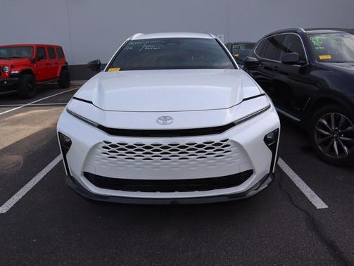 2025 Toyota Crown Signia XLE