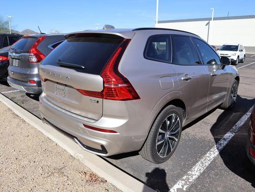 2024 Volvo XC60 B5 Plus Dark Theme