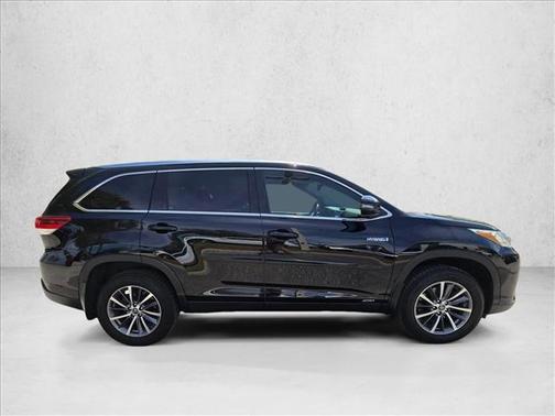 Midnight Black Metallic 2019 Toyota Highlander Hybrid XLE