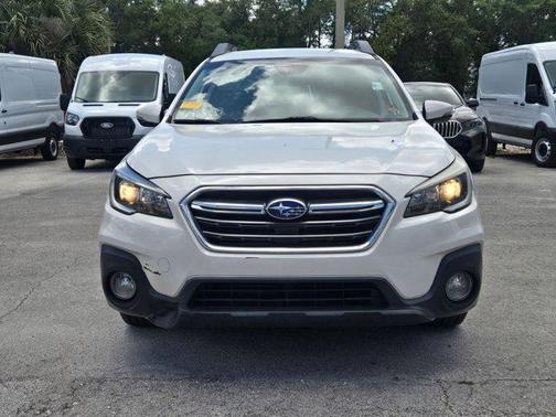 Crystal White Pearl 2018 Subaru Outback 2.5i Premium
