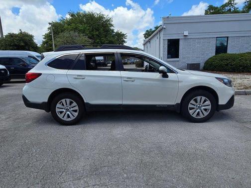 Crystal White Pearl 2018 Subaru Outback 2.5i Premium