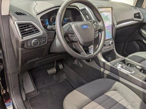 Photo 3 of 17 of 2022 Ford Edge SE