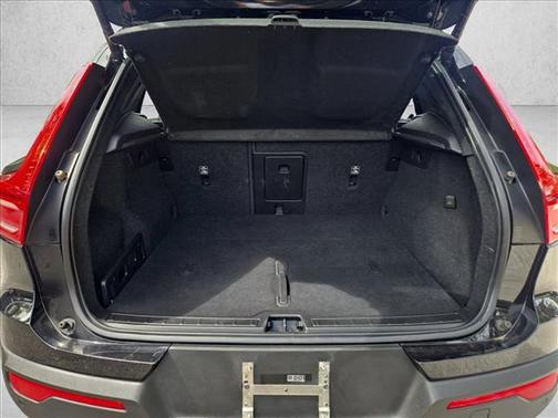 Onyx Black Metallic 2022 Volvo XC40 T5 R-Design