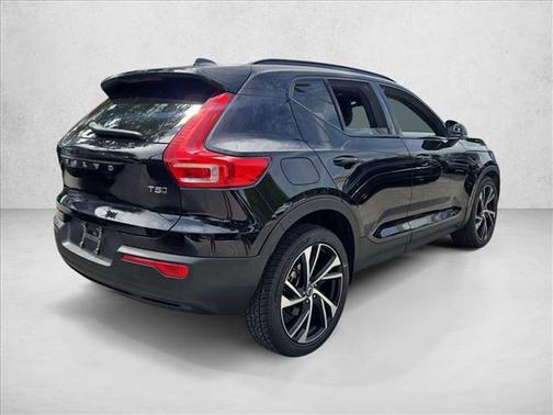 Onyx Black Metallic 2022 Volvo XC40 T5 R-Design