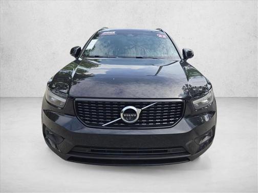 Onyx Black Metallic 2022 Volvo XC40 T5 R-Design
