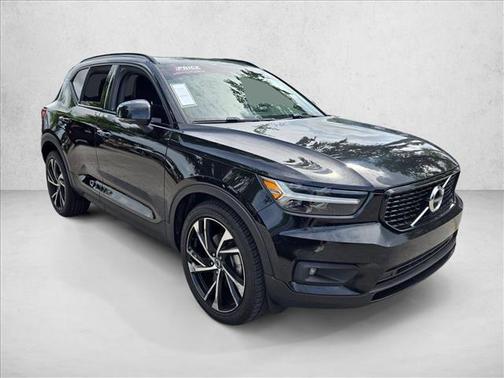 Onyx Black Metallic 2022 Volvo XC40 T5 R-Design