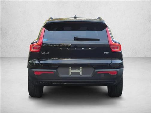 Onyx Black Metallic 2022 Volvo XC40 T5 R-Design
