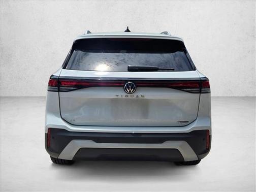Deep Black Pearl 2025 Volkswagen Tiguan 2.0T SE 4MOTION