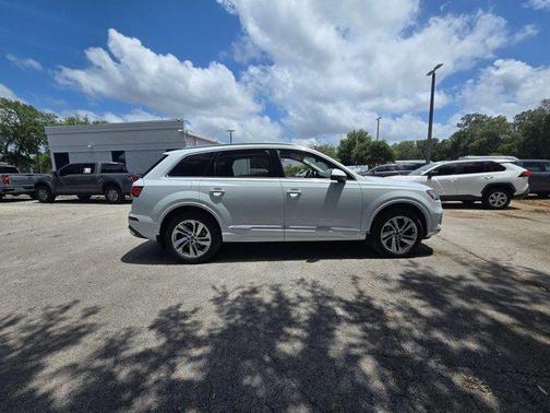 Glacier White Metallic 2023 Audi Q7 55 Premium Plus