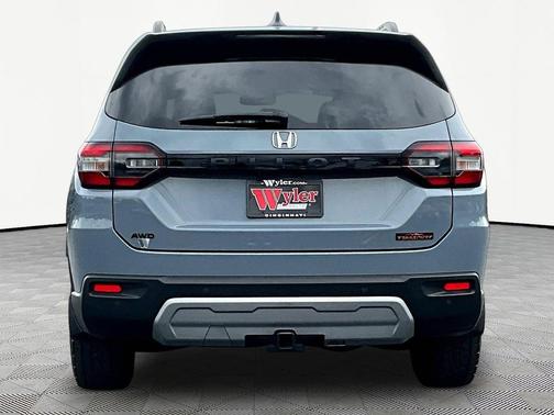 Sonic Gray Pearl 2024 Honda Pilot TrailSport