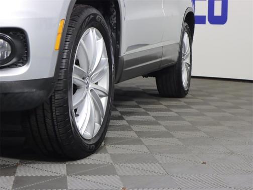 Photo 4 of 22 of 2012 Volkswagen Tiguan SE