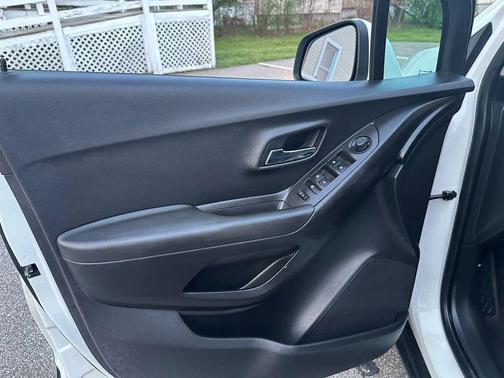 White 2015 Chevrolet Trax LT