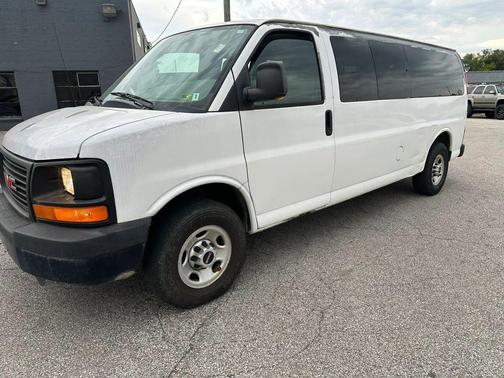 White 2010 GMC Savana 3500 LS