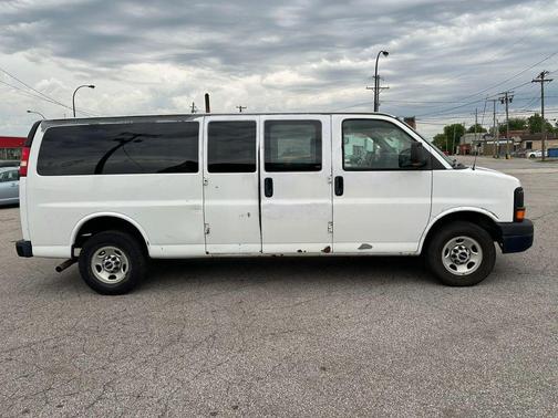 White 2010 GMC Savana 3500 LS
