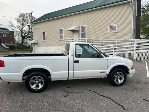 White 2000 Chevrolet S-10 Base