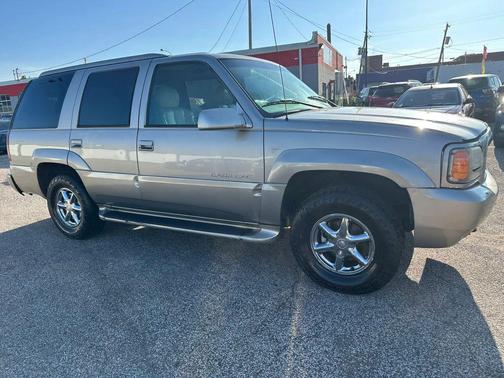 Gold 2000 Cadillac Escalade Sport