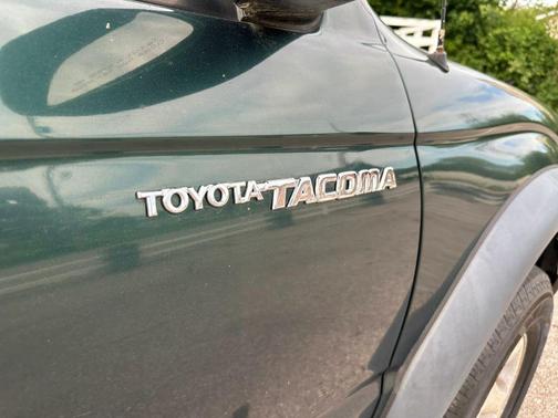 Green 2003 Toyota Tacoma Xtracab