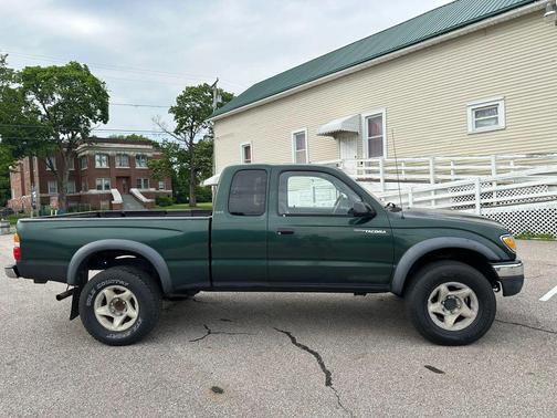 Green 2003 Toyota Tacoma Xtracab