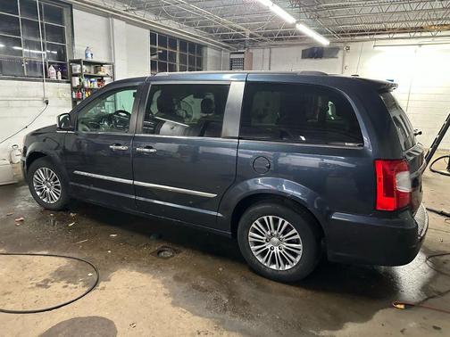 2014 Chrysler Town & Country Touring-L