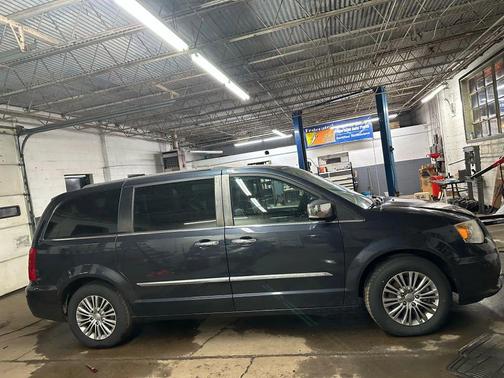 2014 Chrysler Town & Country Touring-L