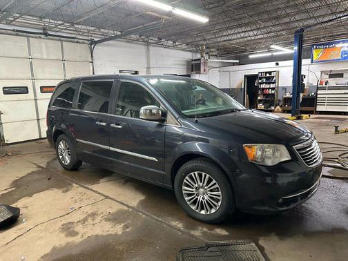 2014 Chrysler Town & Country Touring-L