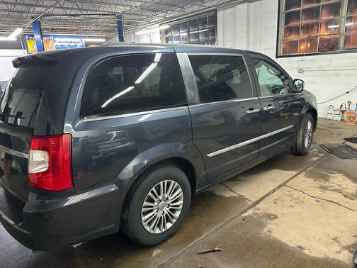 2014 Chrysler Town & Country Touring-L