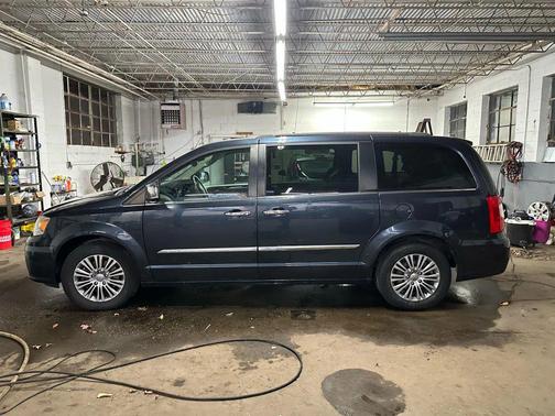 2014 Chrysler Town & Country Touring-L