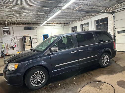 2014 Chrysler Town & Country Touring-L