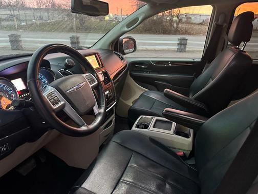 2013 Chrysler Town & Country Touring-L