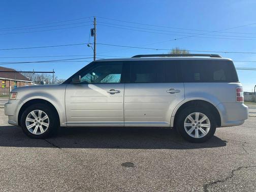 Silver 2011 Ford Flex SE