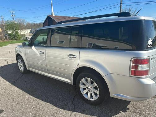 Silver 2011 Ford Flex SE